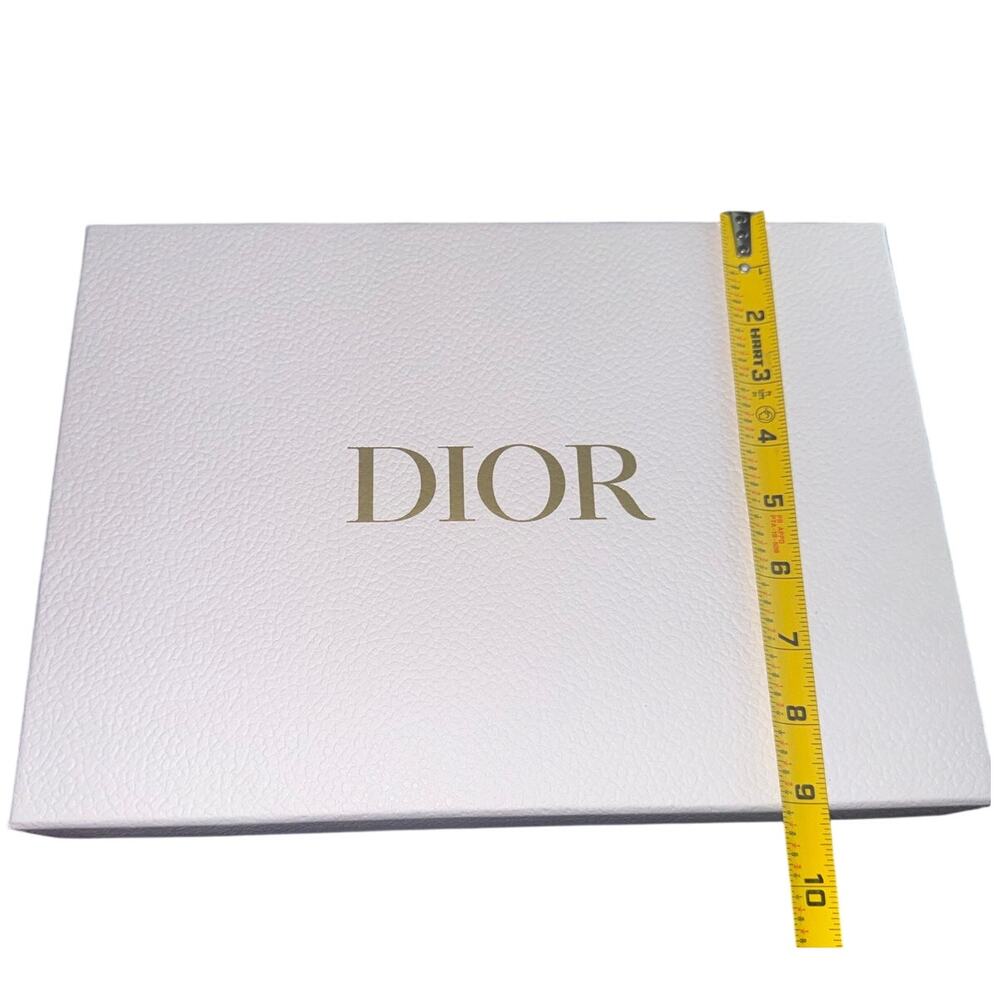 Authetic Dior White And Gold Gift Box With Branded Tissue And Stuffing - Picture 3 of 12
